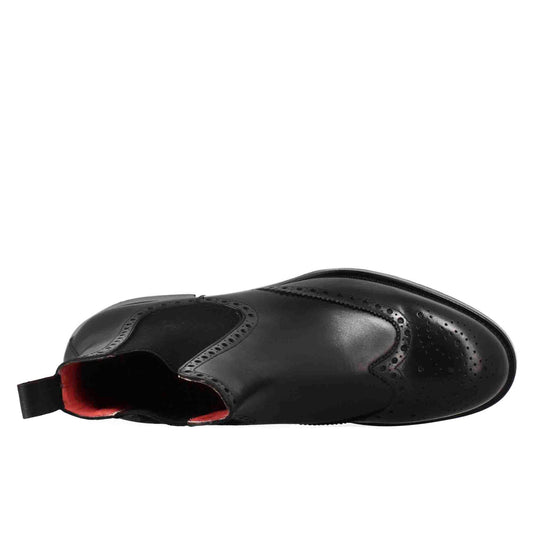 Chelsea boot with brogue details for men in black leather with elastic